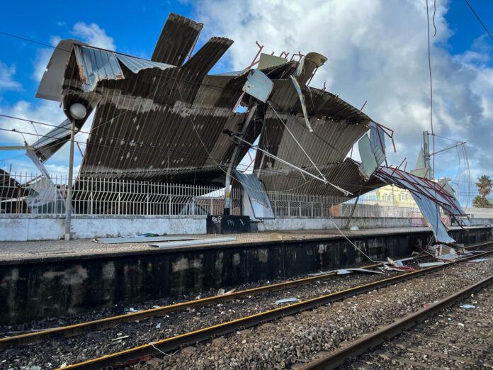 Linha ferroviária de Cascais suspensa devido do mau tempo