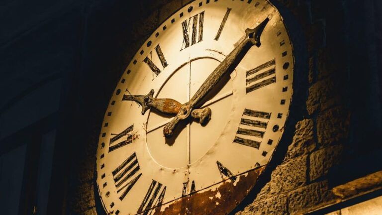 Relógios adiantam uma hora na madrugada de Domingo