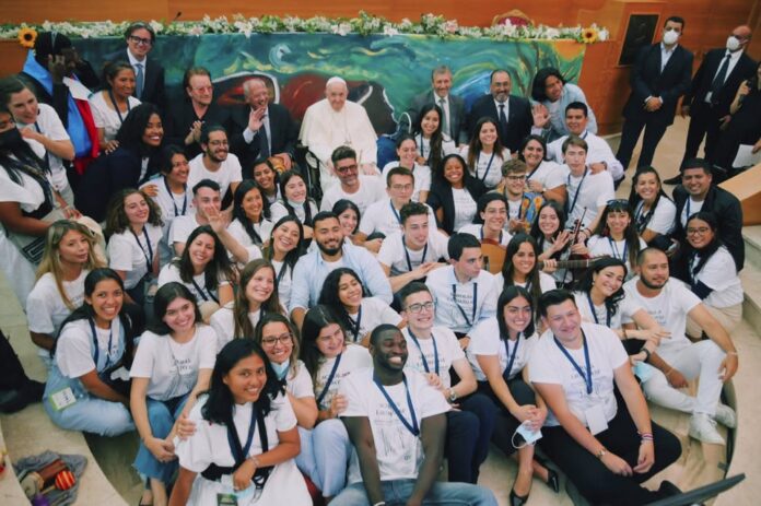 Instituição fundada pelo Papa abre-se à comunidade para homenagem a Francisco