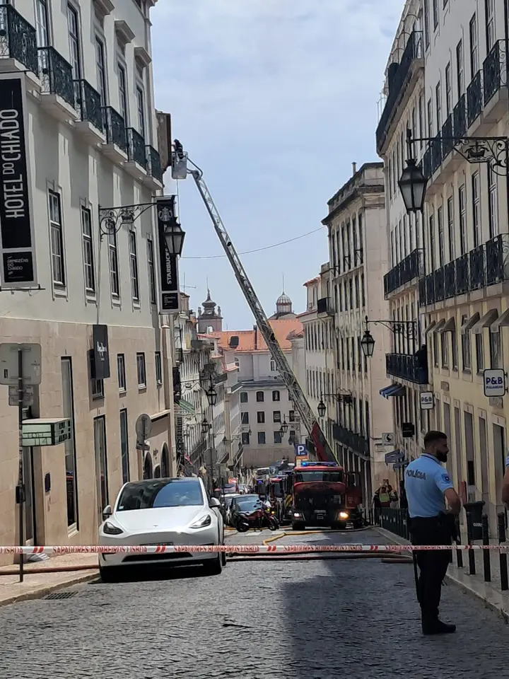 Incêndio atinge cobertura de prédio no Chiado, em Lisboa