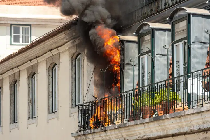 Incêndio atinge cobertura de prédio no Chiado, em Lisboa