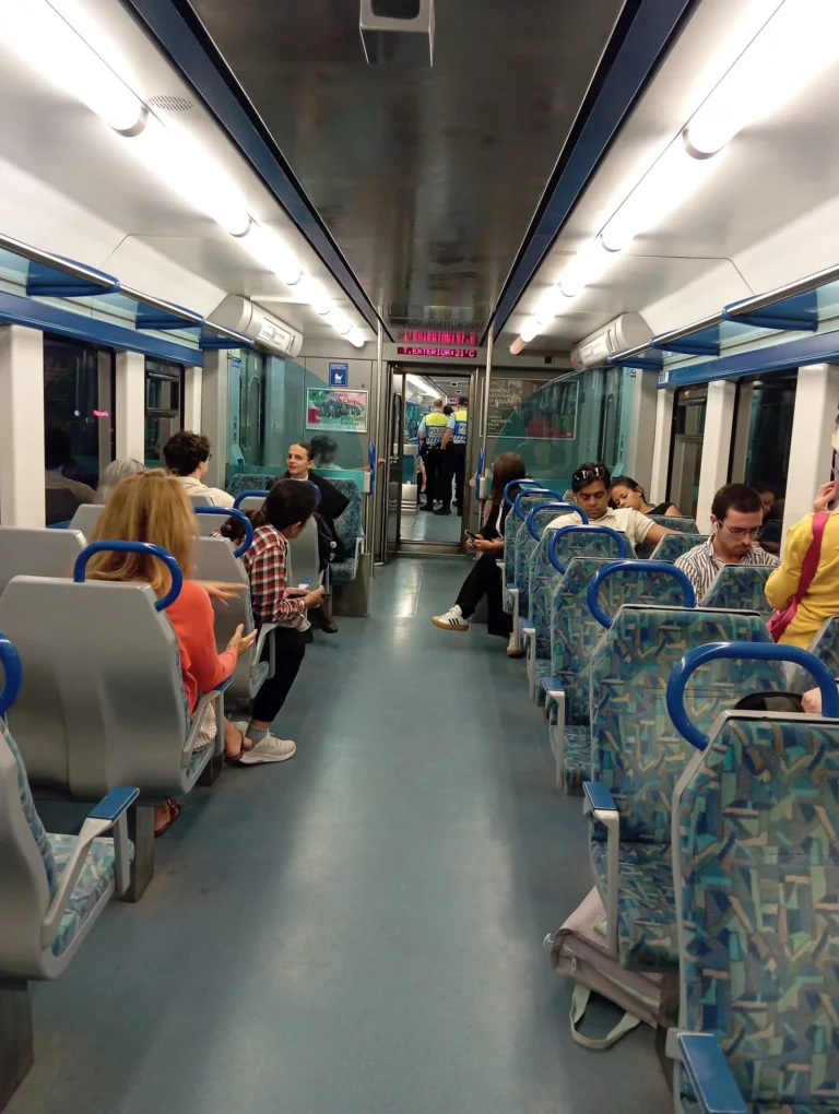 Comboio na linha de Cascais esteve parado cerca de meia hora após passageiro estilhaçar garrafa contra vidro