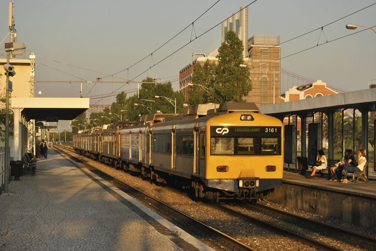 Circulação de comboios entre Oeiras e Cascais já foi restabelecida