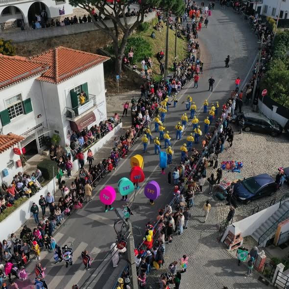 Corsos, bailes e desfiles: o Carnaval voltou a animar as ruas de Cascais em Fevereiro