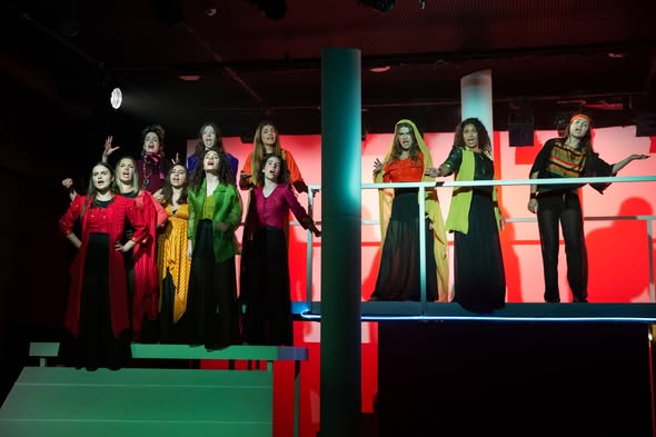 Finalistas da Escola Profissional de Teatro de Cascais apresentam "Lisístrata"