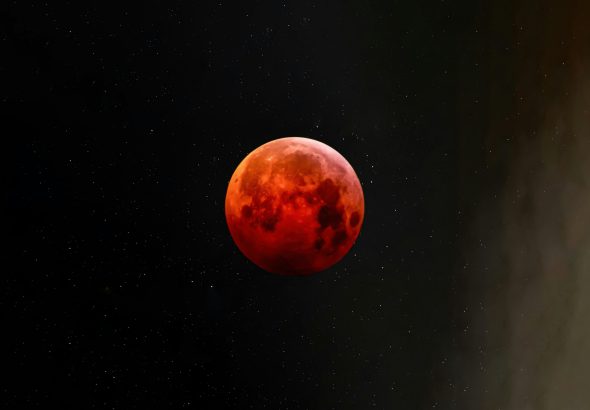 Depois do Sol, chegou a vez da Lua. Eclipse lunar parcial visível em Portugal na passada madrugada