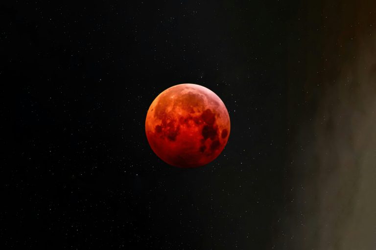 Depois do Sol, chegou a vez da Lua. Eclipse lunar parcial visível em Portugal na passada madrugada
