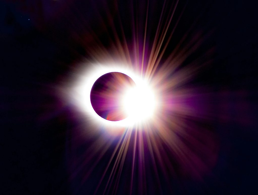 Óculos gratuitos para o eclipse solar já esgotaram. Pode comprá-los em lojas e farmácias