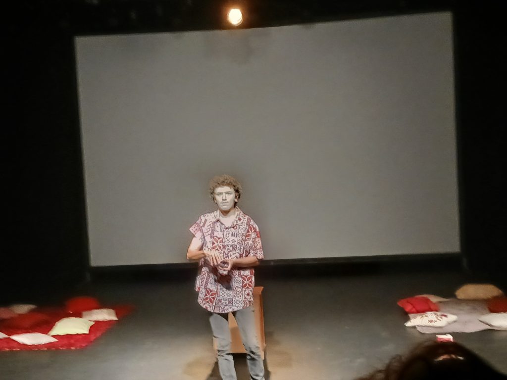 “Vamos Salvar o Mundo Esta Noite” chegou ao Teatro Municipal Mirita Casimiro (Foto: GF)