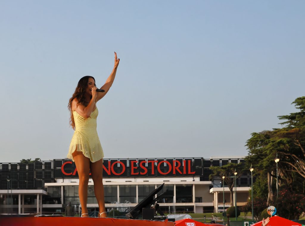 Ivete Sangalo clareou a noite nos jardins do Casino Estoril com uma grande roda de samba que conquistou o público (Fotos: Conceição Alves)